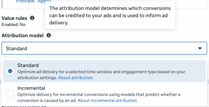 Configuração de modelo de atribuição no Meta Ads, apresentando duas abordagens principais: 'Standard' (padrão) e 'Incremental' (incremental). O modelo 'Standard' otimiza a entrega de anúncios com base na janela de tempo e tipo de engajamento definidos nas configurações de atribuição (ex: 7-day click, 1-day view).