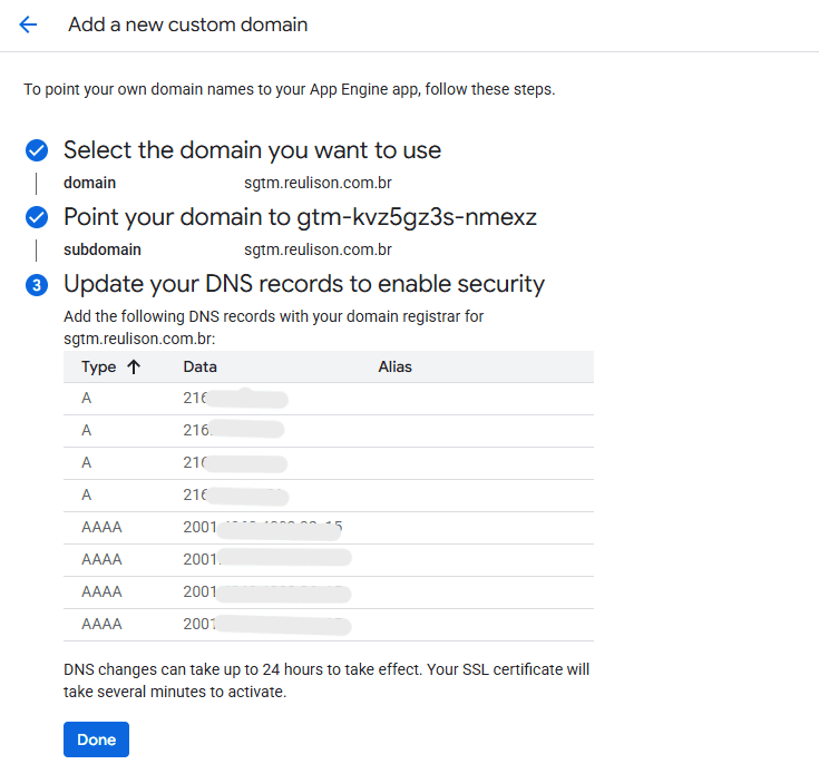 Etapa final da configuração do domínio personalizado para o tagging server no Google App Engine. Após selecionar o domínio e apontá-lo para o projeto, é necessário adicionar os registros DNS fornecidos (A e AAAA) no provedor de domínio (ex: Cloudflare, GoDaddy). A propagação pode levar até 24 horas, e o certificado SSL será ativado automaticamente após a configuração correta. O botão 'Done' encerra o assistente, mas a ativação completa depende da propagação dos registros.