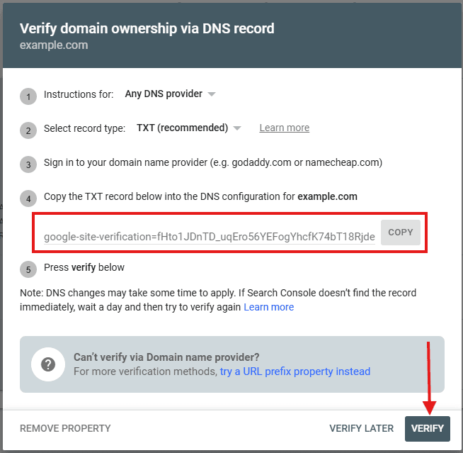 Configuração de verificação de domínio no Google Search Console via registro DNS TXT. O código único de verificação deve ser adicionado às configurações DNS do provedor do domínio (ex: Cloudflare, GoDaddy). Após a propagação, o Search Console confirma a propriedade, permitindo o uso do domínio em serviços Google como o tagging server do GTM ou propriedades de pesquisa.