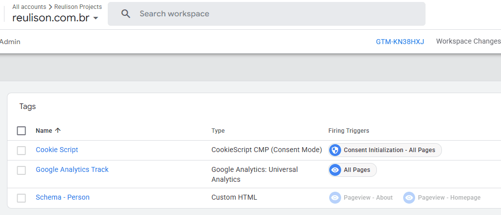 Exemplo de configuração de tags no Google Tag Manager combinando diferentes versões do Google Analytics. A tag 'Google Analytics Track' representa o Universal Analytics (UA), enquanto outras tags provavelmente implementam o Google Analytics 4 (GA4). A presença de uma tag de Consent Mode (CookieScript CMP) indica a implementação de modo de consentimento para conformidade com leis de privacidade.