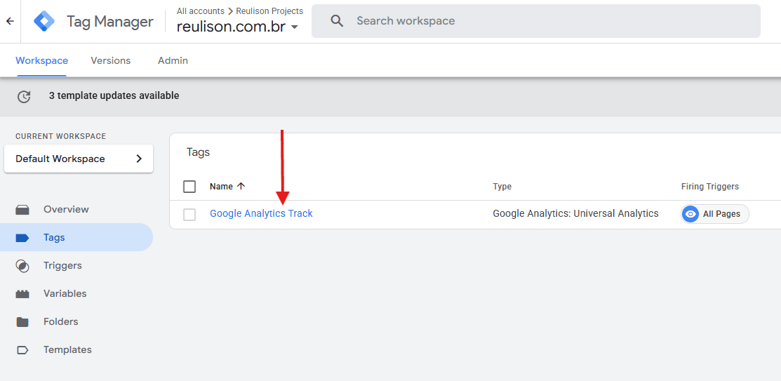 Configuração de tag do Google Analytics Universal no Google Tag Manager client-side. A tag 'Google Analytics Track' está configurada para disparar em 'All Pages' (todas as páginas), representando uma implementação tradicional de tracking de página. O aviso de atualizações de template indica que há novas versões disponíveis para os templates de tag utilizados.