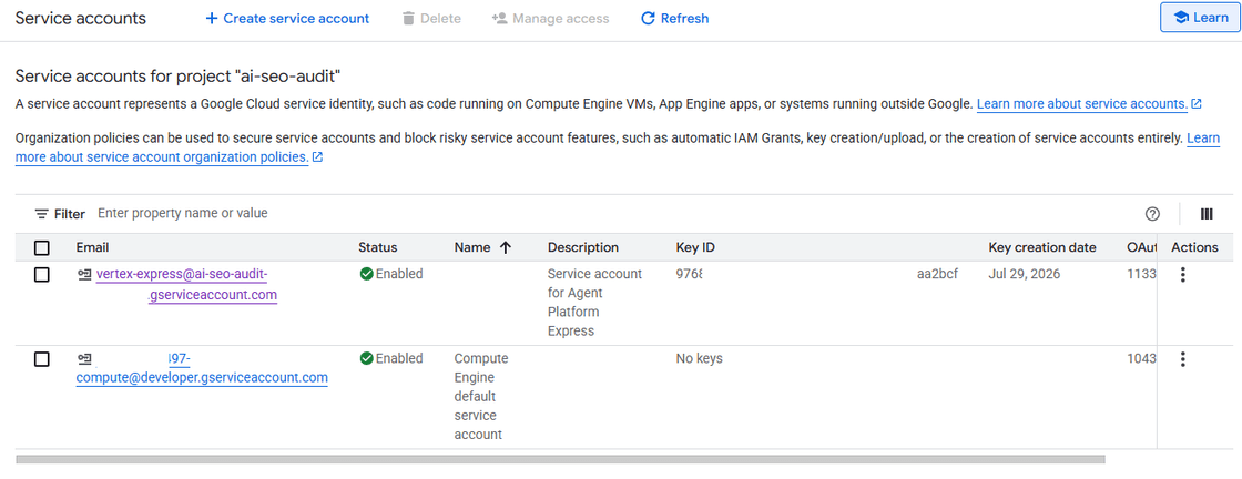 Tela do Google Cloud Console exibindo a página Service Accounts do projeto ai-seo-audit. A imagem mostra duas contas de serviço: uma criada para o Agent Platform Express (Vertex AI Express) e a conta padrão do Compute Engine, ambas com status Enabled. Também são exibidas informações como e-mail da conta, descrição, ID da chave, data de criação da chave e ações disponíveis para gerenciamento. Conta de serviço (Service Account) criada no Google Cloud para autenticar aplicações com o Vertex AI. Esse tipo de credencial permite que aplicações executadas localmente ou em produção acessem os serviços da Google Cloud de forma segura, sem depender de autenticação manual.